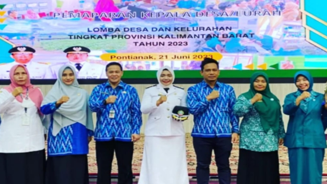 Foto bersama usai pengumuman Kelurahan Siantan Hilir sebagai pemenang Lomba Kelurahan Tingkat Provinsi Kalbar, dan akan mewakili Kalbar pada lomba tingkat regional. (ANTARA/HO-Prokopin Ptk)