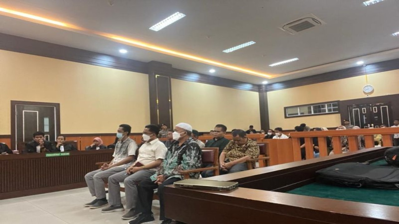 Sidang pembacaan putusan perkara tindak pidana korupsi pembangunan RSUD tahun anggaran 2018-2020 terhadap tujuh terdakwa di Pengadilan Negeri Tipikor Padang, Selasa (20/6/2023). (ANTARA)