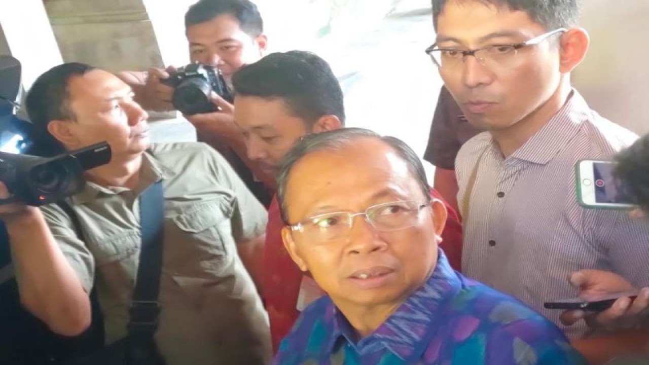 Gubernur Bali Wayan Koster disela-sela menghadiri Sidang Paripurna DPRD Bali di Denpasar, Rabu (28/6/2023). FOTO ANTARA/Ni Luh Rhismawati.