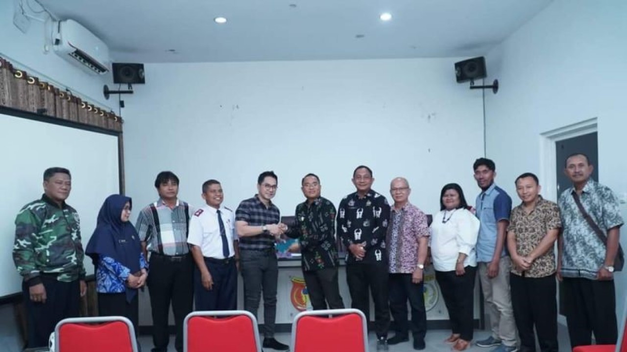 Wakil Bupati Sigi Samuel Yansen Pongi foto bersama dengan opsir dan pendeta yang akan berangkat melaksanakan wisata rohani ke Yerusalem (ANTARA/HO-Dok Prokopim Setda Pemkab Sigi)