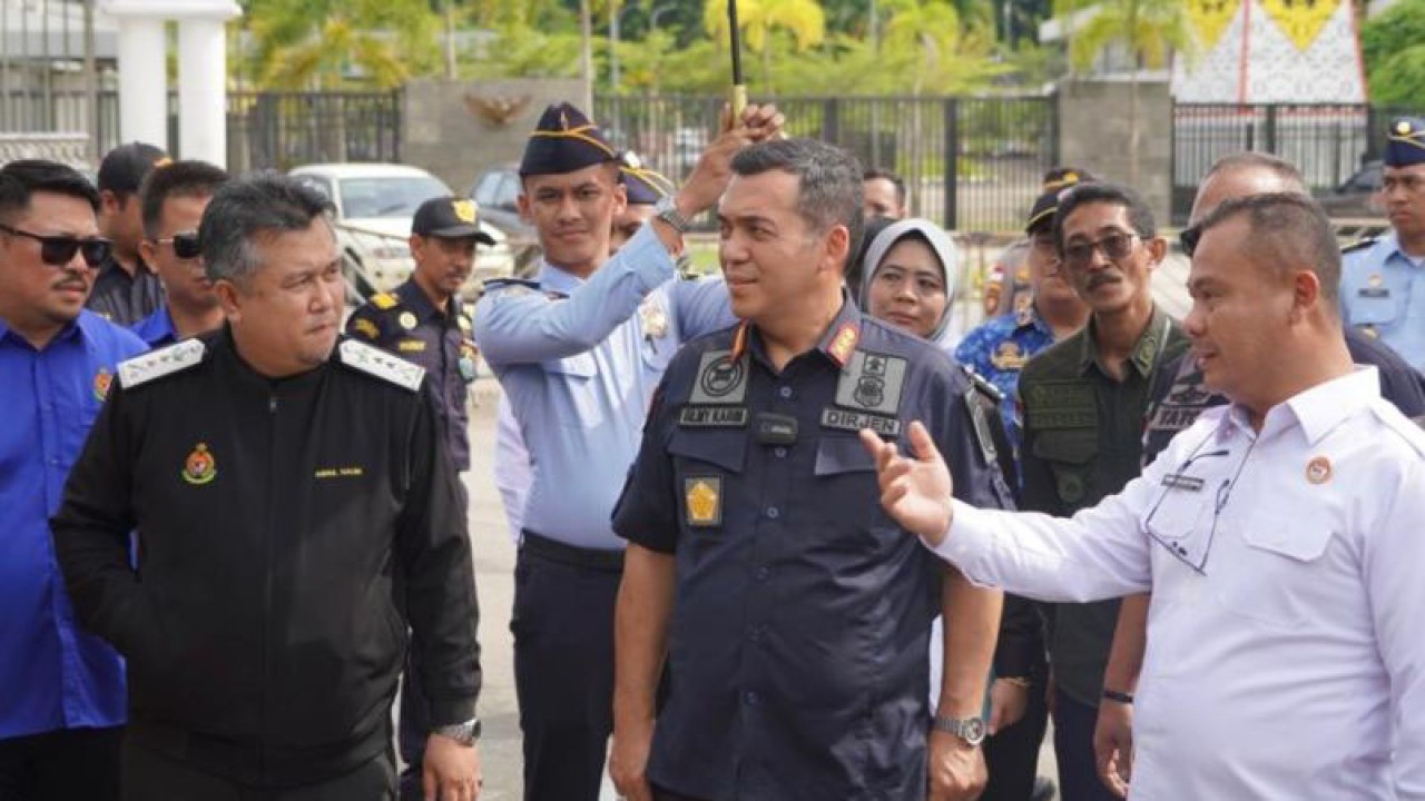 Dirjen Imigrasi Kementerian Hukum dan HAM Silmy Karim dalam kunjungan kerja ke perbatasan di Pos Lintas Batas Nasional (PLBN) Entikong, Kalimantan Utara, Senin (5/6/2023). ANTARA/HO-Imigrasi