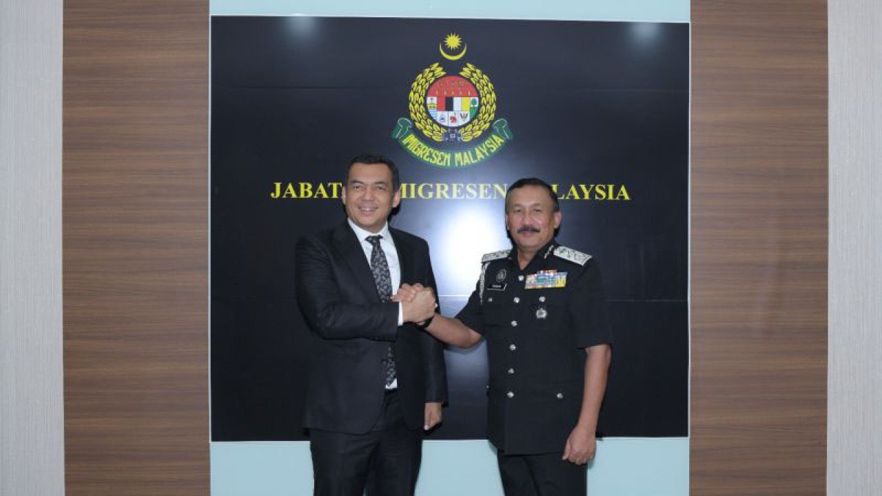 Direktur Jenderal (Dirjen) Imigrasi, Kementerian Hukum dan HAM RI, Silmy Karim (kiri) dan Ketua Pengarah Imigresen Malaysia, YBhg Dato’ Ruslin bin Jusoh (kanan) di Kantor Jabatan Imigresen Malaysia, Selasa (6/6/2023). (ANTARA/HO-Humas Direktorat Jenderal Imigrasi)
