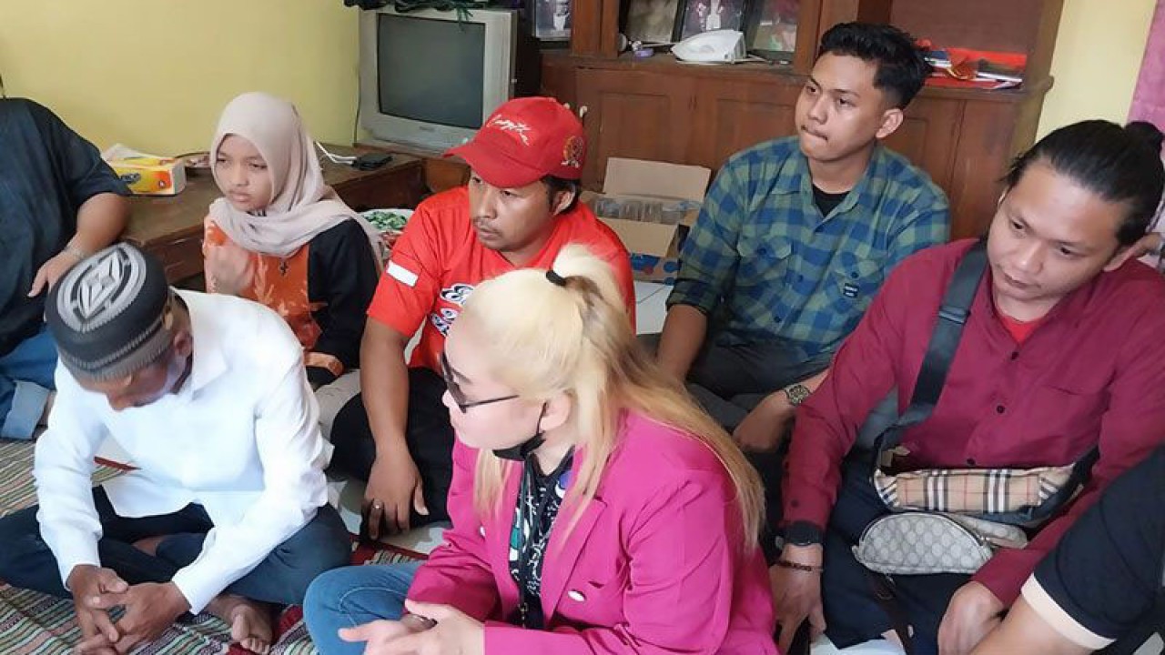 Jakam (kiri) didampingi penasihat hukumnya, Silvia Devi Soembarto, memberi keterangan pers di rumahnya, Desa Purwosari, Kecamatan Baturraden, Kabupaten Banyumas, Senin (5/6/2023), terkait dengan kasus kematian anaknnya, OK (26), yang tengah menjalani masa penahanan, ANTARA/Sumarwoto