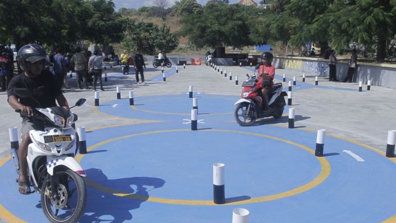 Warga mengendarai sepeda motor berlatih melewati rintangan di Taman Latihan Lalu Lintas gratis di Kota Kupang, NTT, Selasa (16/5/2023). Taman Latihan Lalu Lintas yang diinisiasi oleh Polresta Kupang Kota itu disiapkan bagi masyarakat yang ingin berlatih sebelum mengikuti ujian untuk mendapatkan SIM C di Satlantas Polresta Kupang Kota. ANTARA FOTO/Kornelis Kaha/tom.