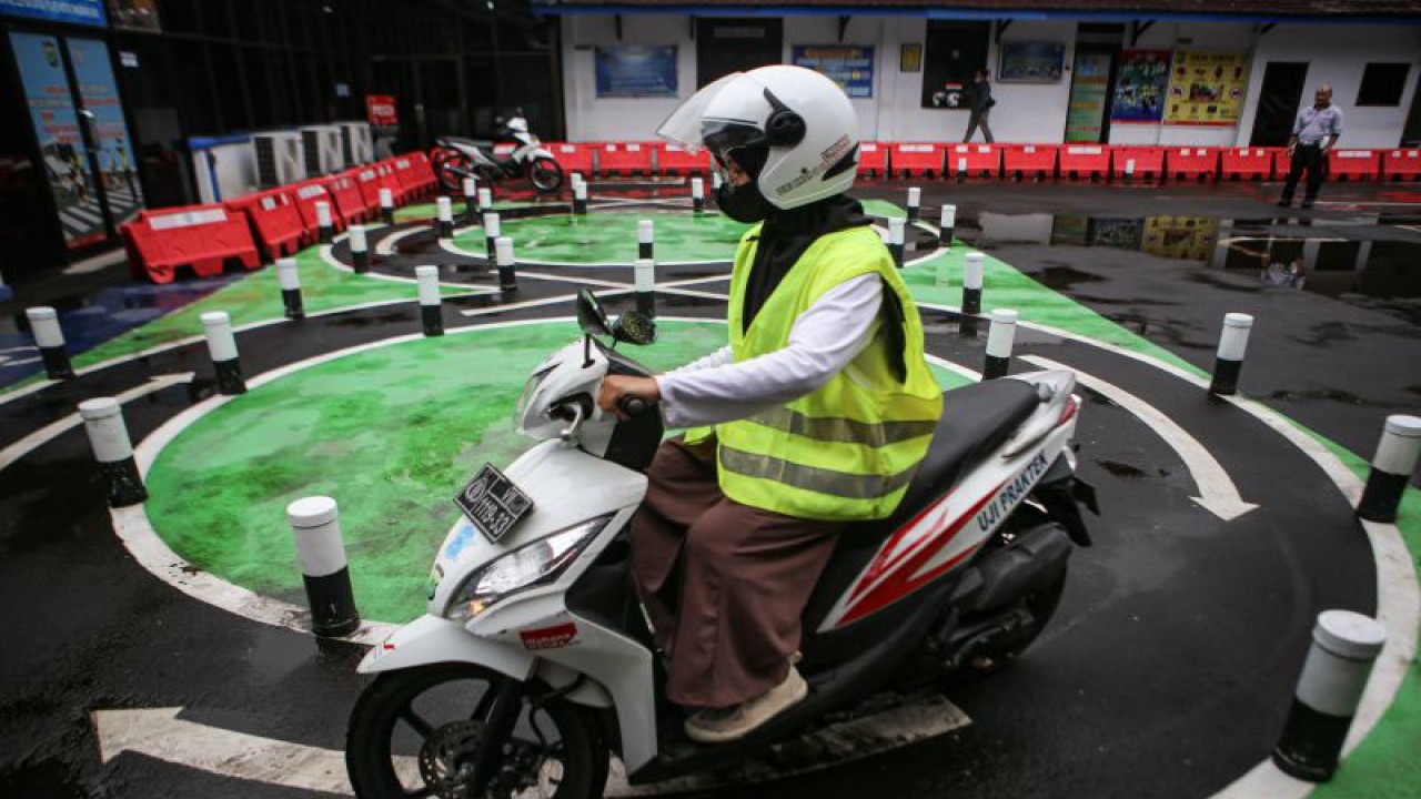 Seorang pemohon SIM mengikuti tes berkendara di Satpas SIM, Banten, Rabu (1/2/2023). (ANTARA FOTO/Fauzan/rwa)