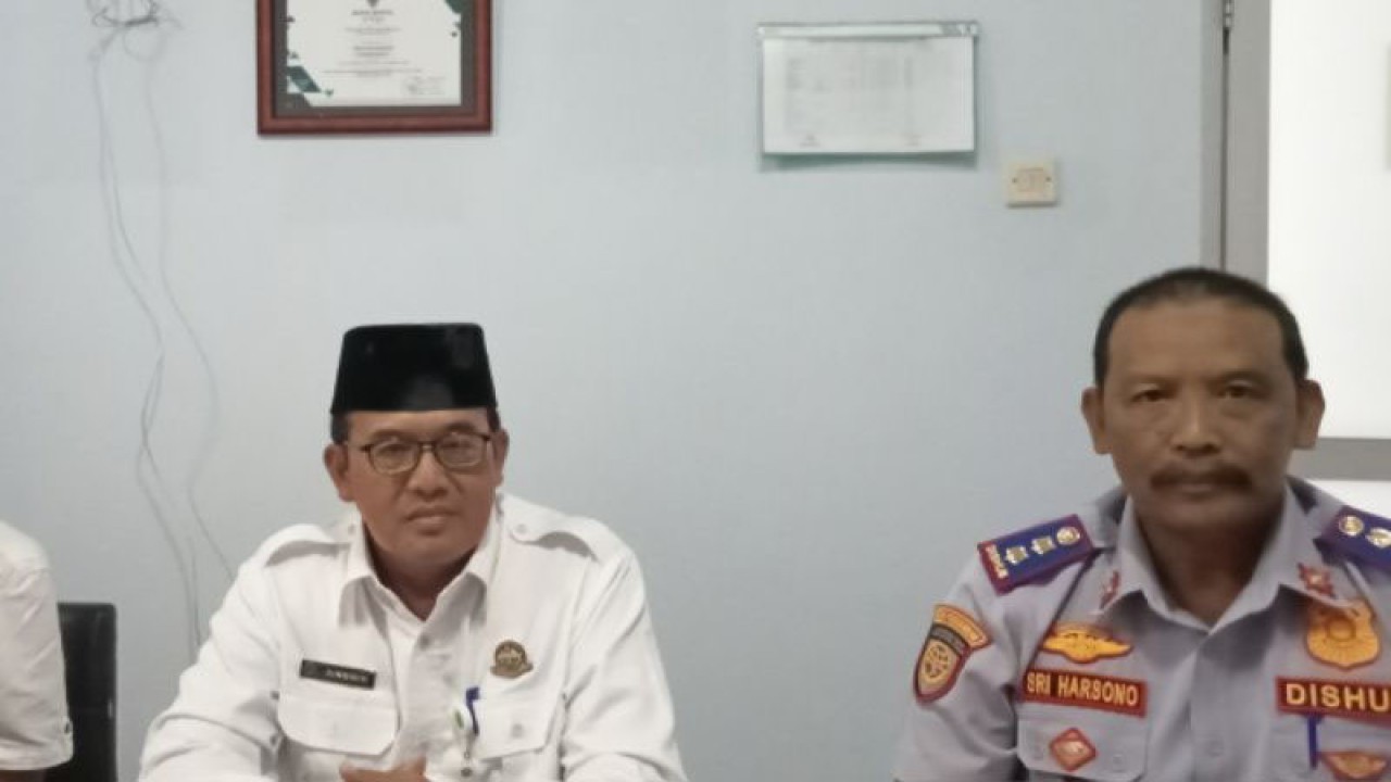 Kepala Dinas Perhubungan Kabupaten Bantul Daerah Istimewa Yogyakarta Singgih Riyadi (memakai peci) (ANTARA/Hery Sidik)
