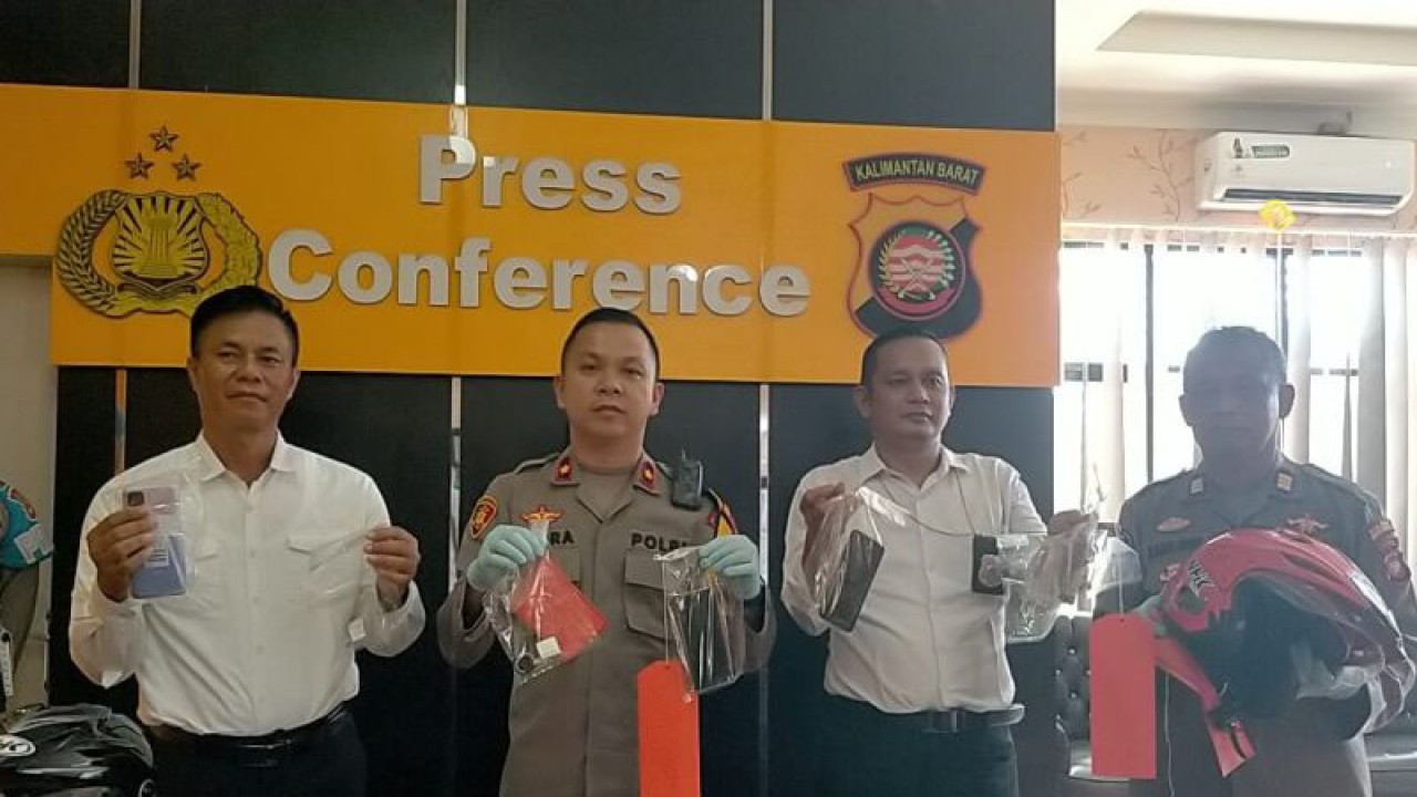 Wakapolres Singkawang, Kompol Indra Asriantomenunjukkan barang bukti dari pelaku penjambretan yang selama ini meresahkan warga Singkawang (ANTARA/Rudi)