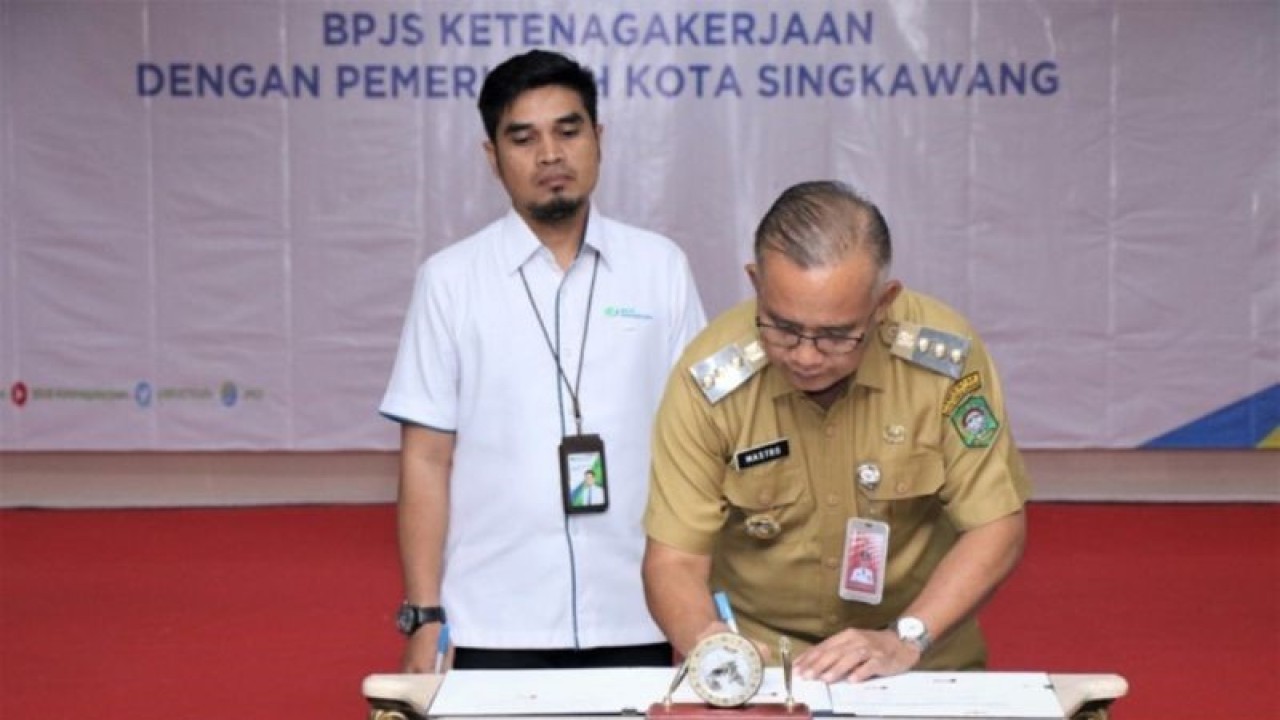 Penandatanganan nota kesepakatan oleh Penjabat Wali Kota Singkawang Sumastro bersama Kepala Kantor Cabang BPJAMSOSTEK Kota Pontianak Frangko Hasibuan. (ANTARA/Dedi)