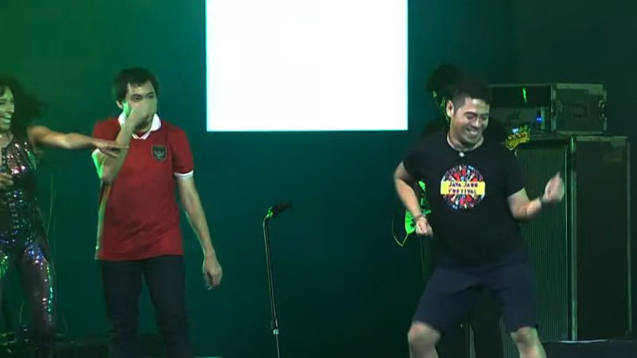 Kelompok vokal asal Pennsylvania, Amerika Serikat, Sister Sledge, mengajak penonton untuk berdansa di atas panggung pada perhelatan The Jakarta International BNI Java Jazz Festival 2023 di JIEXpo Kemayoran, Jakarta, Minggu (4/6). (ANTARA/Ahmad Faishal)