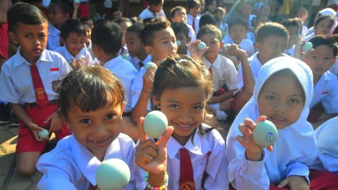 Ilustrasi - Sejumlah siswa menunjukkan telur bebek saat kegiatan Gerakan Gemar Makan Telur di Sekolah Dasar Negeri (SDN) 3 Bringin, Batealit, Jepara, Jawa Tengah, Selasa (30/8/2022). Gerakan makan telur yang diikuti seluruh siswa tersebut untuk pemenuhan gizi protein hewani untuk anak agar terhindar dari masalah stunting. ANTARA FOTO/Yusuf Nugroho/aww.