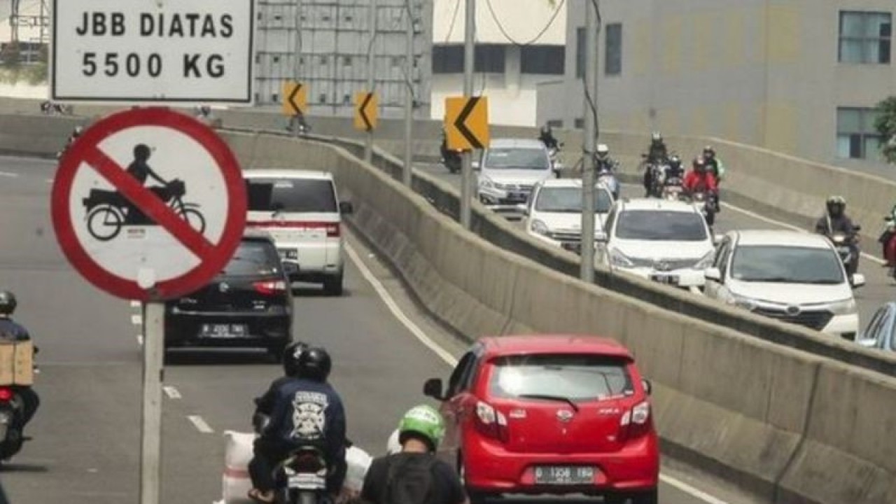 Situasi pengendara motor naik ke jalan layang Dr Satrio, Jakarta Selatan. ANTARA/HO-TMC Polda Metro Jaya