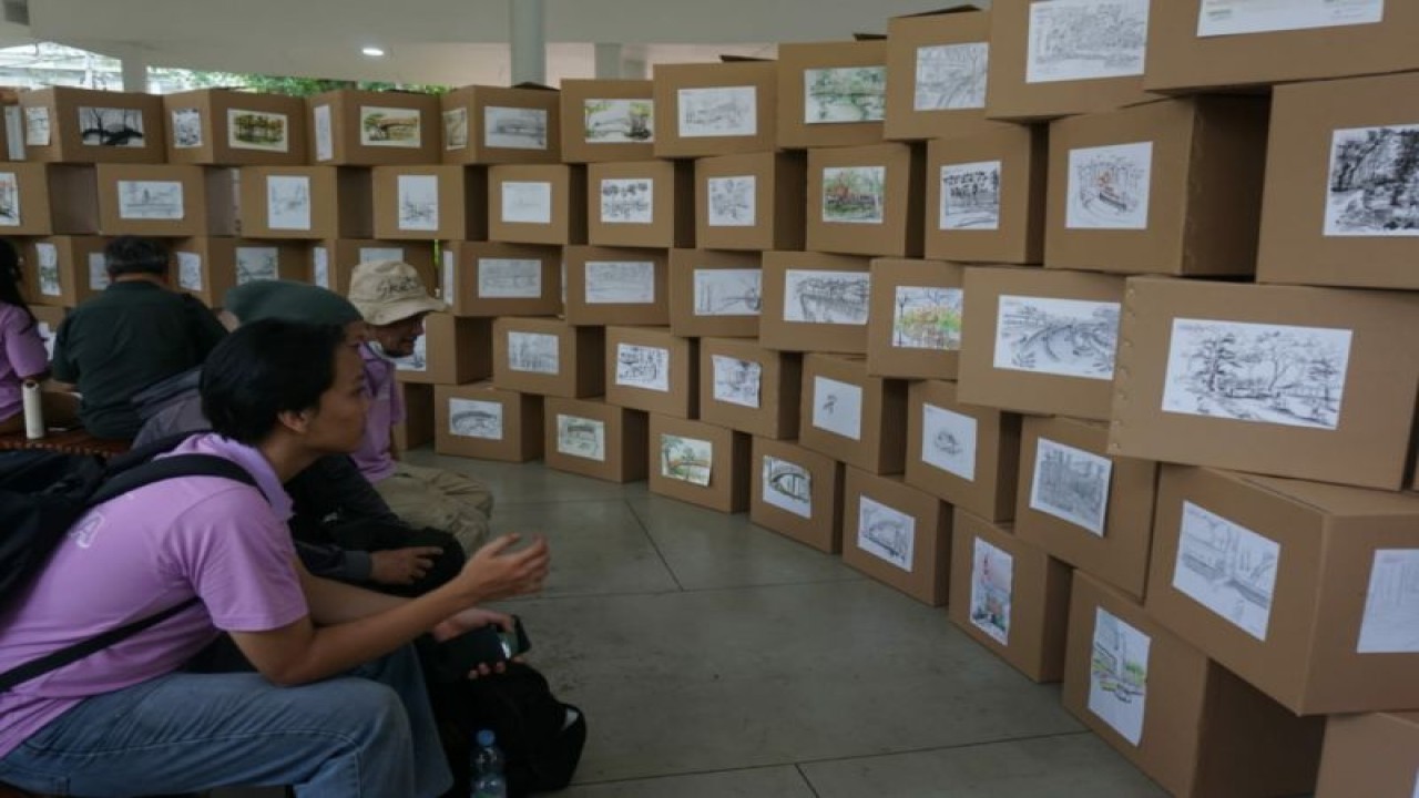 Suku Dinas Pariwisata dan Ekonomi Kreatif Kota Administrasi Jakarta Selatan mengajak para seniman berkarya sketsa merayakan HUT ke-496 DKI, Jakarta, Senin (26/6/2023). ANTARA/HO-Parekraf Jakarta Selatan