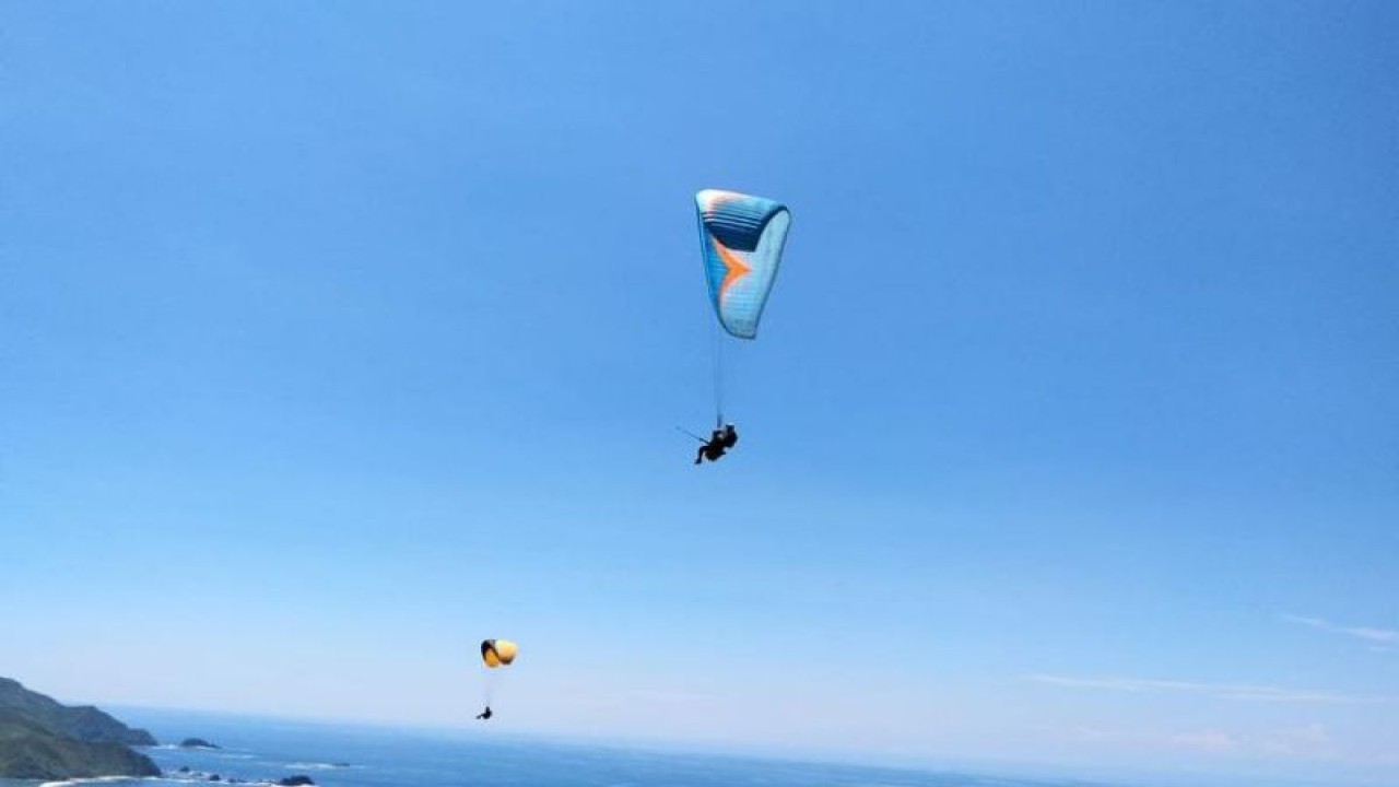 Atlet paralayang saat terbang di Sky Lancing, Kabupaten Lombok Tengah, Nusa Tenggara Barat (ANTARA/Humas Dispora NTB)