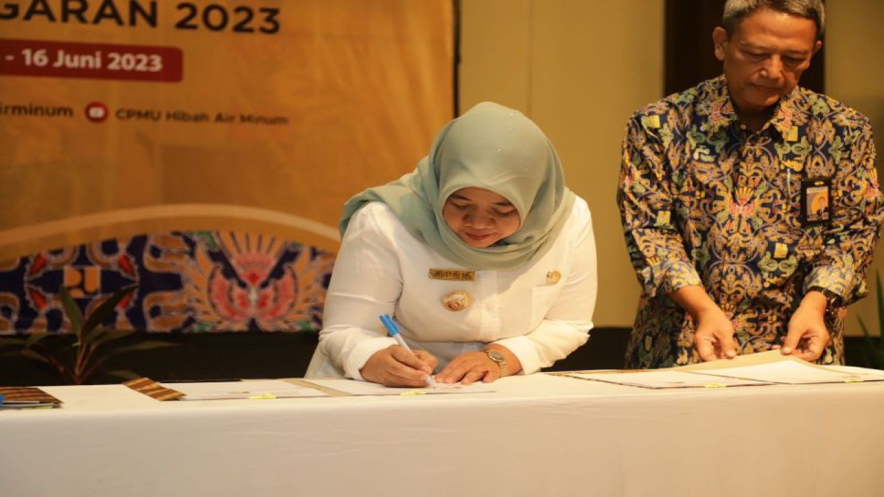 Bupati Sleman Kustini Sri Purnomo melakukan penandatanganan Perjanjian Hibah Daerah (PHD) Program Hibah Air Minum 2023 dengan Kementerian Pekerjaan Umum dan Perumahan Rakyat (PUPR) di Sleman, Rabu (14/6/2023). ANTARA/HO-Bagian Prokopim Setda Sleman