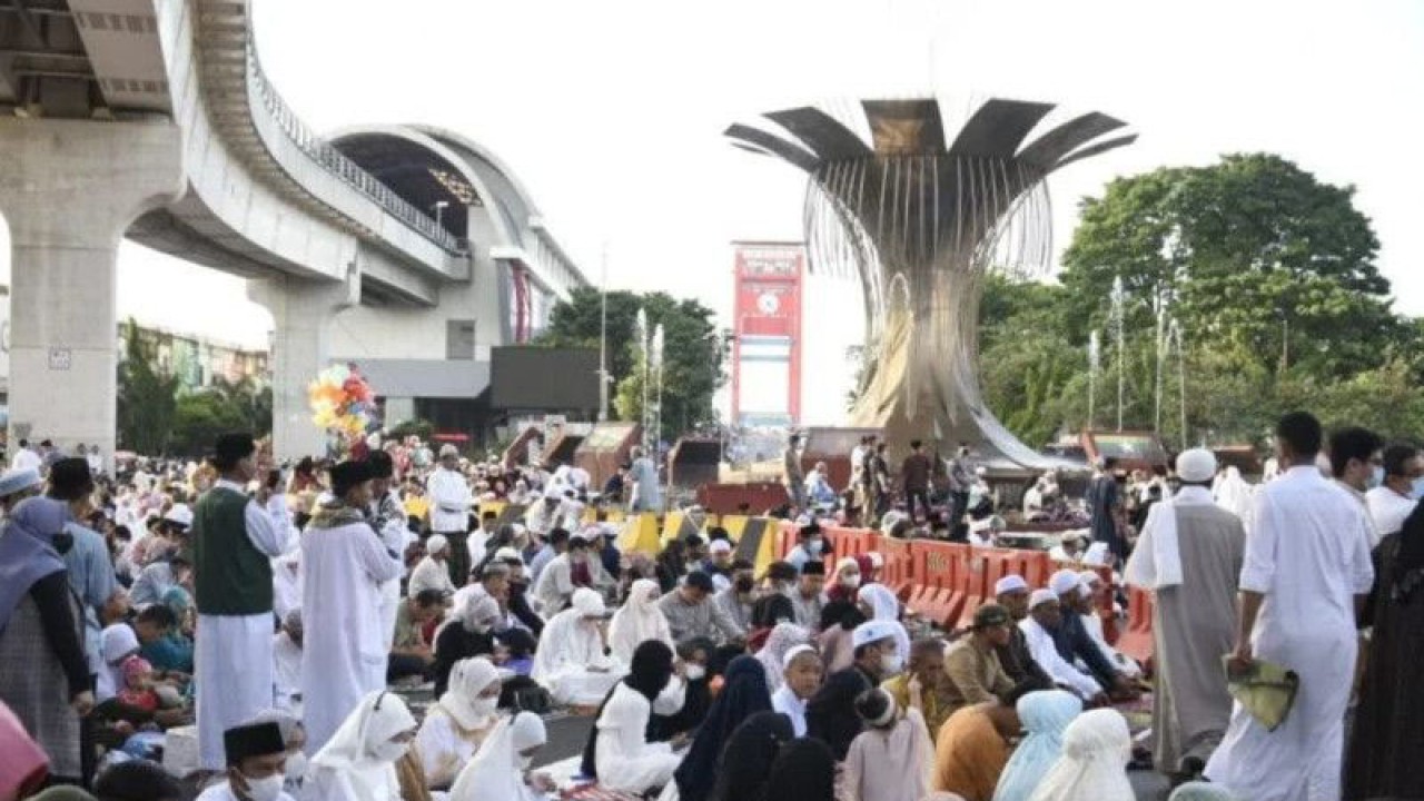Arsip- Jemaah Shalat Idul Fitri 1443 Hijriah di Masjid Agung SMB I ramai hingga ke Jalan Jendral Sudirman dan Jembatan Ampera, Palembang, Sumatera Selatan, Senin (2/5/2022). (ANTARA/M Riezko Bima Elko P) (ANTARA/M Riezko Bima Elko P)