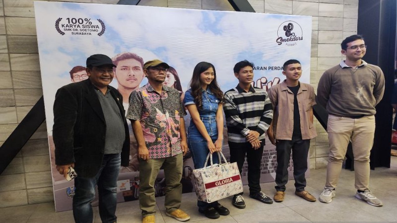Kepala SMK Dr Soetomo Surabaya Juliantono Hadi bersama para pemain Film KLIK usai pemutaran perdana film karya siswa tersebut di salah satu bioskop di Kota Pahlawan, Kamis (22/6/2023) malam. (ANTARA/Willi Irawan)