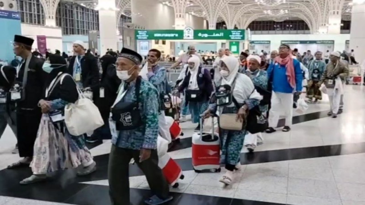 Jamaah haji kelompok terbang (kloter) 99 Embarkasi Solo dengan 306 peserta haji menjadi penutup kuota tambahan yang tiba lewat Bandara Internasional Amir Mohammad bin Abdul Aziz (AMAA) Madinah pada pukul 01.05 Waktu Arab Saudi. ANTARA/HO-MCH 2023