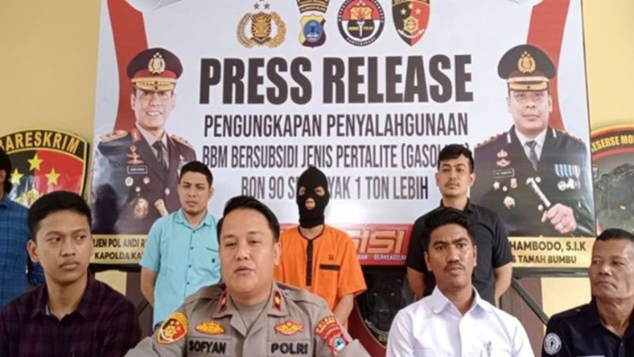 Wakapolres Tanah Bumbu Kompol Sofyan tengah kiri )dan Kasat Reskrim Polres Tanah Bumbu AKP Endris Ary Dinindra (tengah kanan) saat konferensi pers penyalahgunaan BBM subsidi jenis Pertalite di Batulicin, Kalimantan Selatan pada Rabu (21/6/2023). (ANTARA/Sujud)