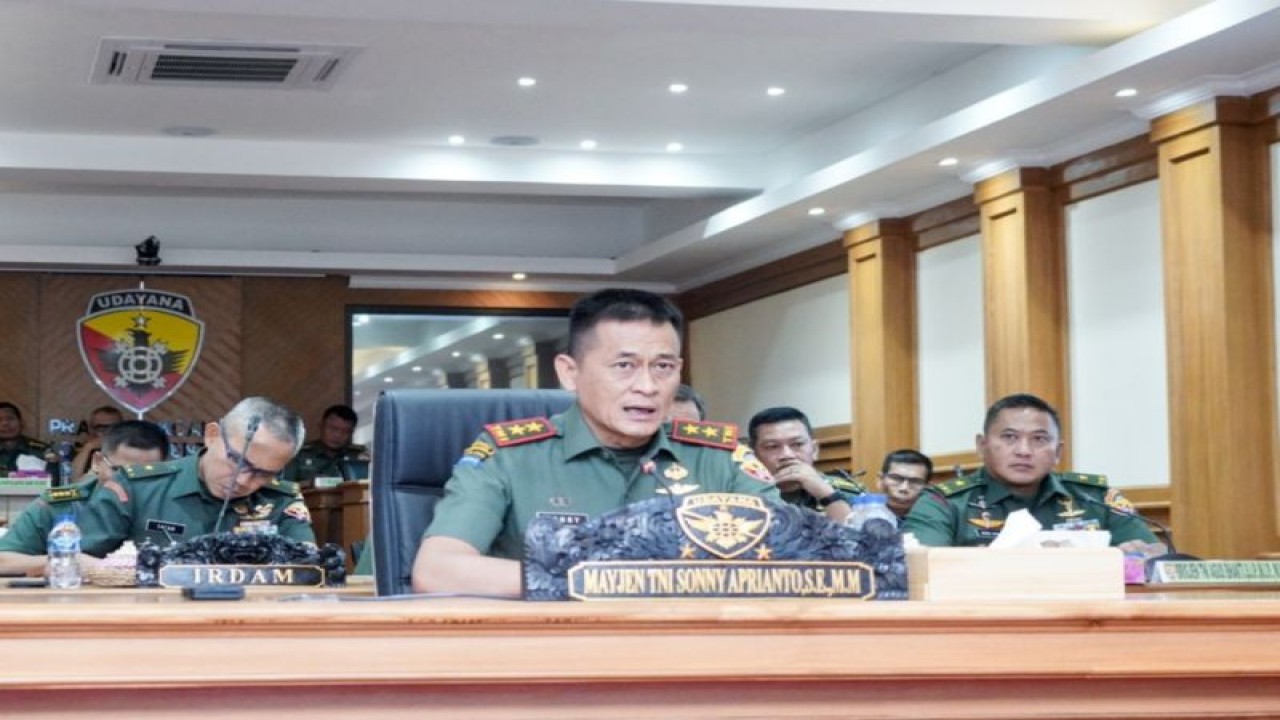 Pangdam IX/Udayana Mayor Jenderal TNI Sonny Aprianto saat memberikan arahan kepada seluruh pimpinan satuan jajaran yang dilaksanakan melalui video conference dan tatap muka langsung di Ruang Command Center Soekertijo Makodam IX/Udayana, Denpasar, Bali, Senin. ANTARA/HO- Bagpen Kodam IX/Udayana