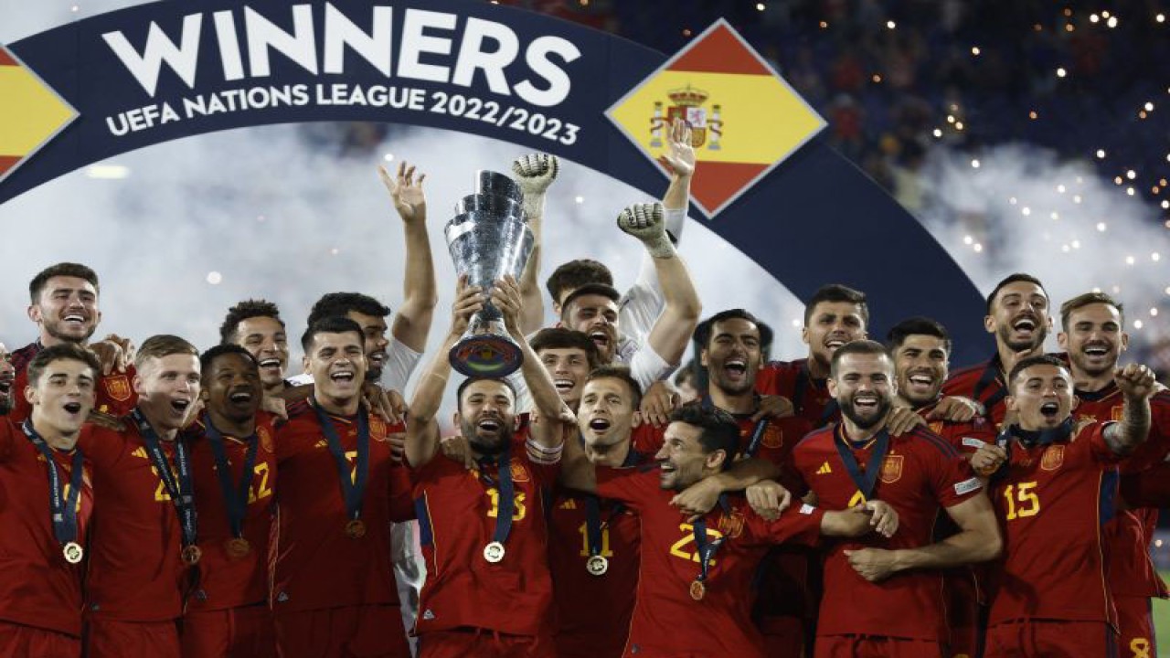 Kapten timnas Spanyol Jordi Alba (tengah) mengangkat piala UEFA Nations League setelah mengalahkan Kroasia lewat adu penalti di partai final di Rotterdam pada 19 Juni 2023. ANTARA/AFP/KENZO TRIBOUILLARD