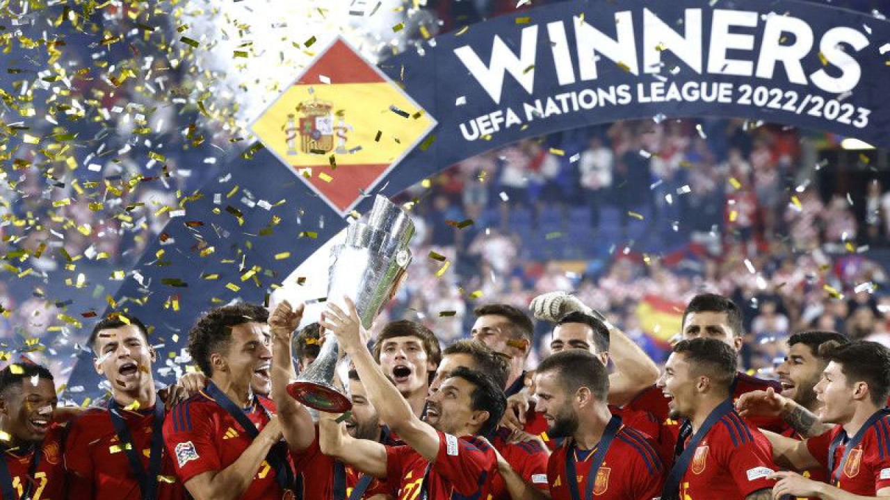 Para pemain kesebelasan Spanyol merayakan keberhasilan mereka menjuarai UEFA Nations League 2023 usai laga final melawan Kroasia di Feyenoord Stadium, Rotterdam, Belanda, Minggu (18/6/2023). Spanyol menang atas Kroasia melalui adu penalti dengan skor 5-4. ANTARA FOTO/REUTERS/Piroschka Van De Wouw/foc.  KOMENTAR