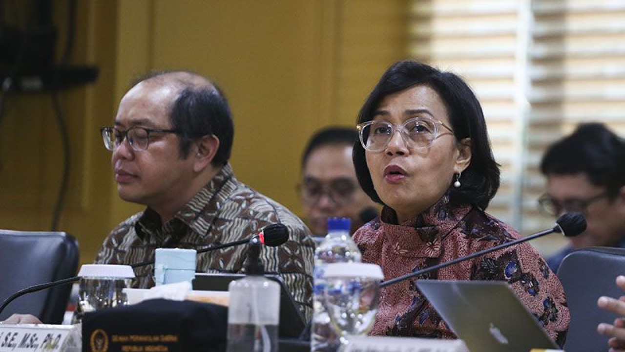Menteri Keuangan Sri Mulyani (kanan) bersama Direktur Jenderal Anggaran Kemenkeu Isa Rachmatarwata (kiri) memberikan paparan saat mengikuti rapat kerja bersama Komite IV DPD di Kompleks Parlemen, Senayan, Jakarta. ANTARA FOTO/Rivan Awal Lingga/aww/pri.