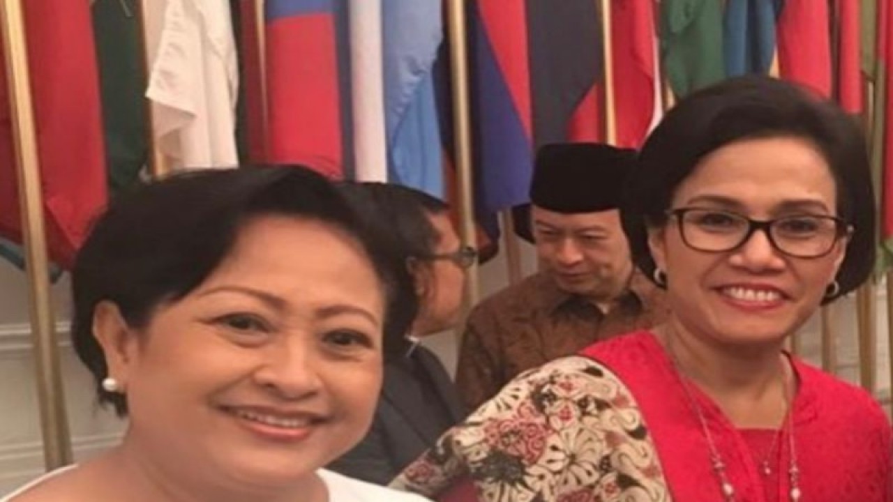 Menteri Keuangan Sri Mulyani (kanan) berfoto bersama mantan Ketua Dewan Pertimbangan Presiden (Wantimpres) Sri Adiningsih. (ANTARA/HO-Instagram @smindrawati)