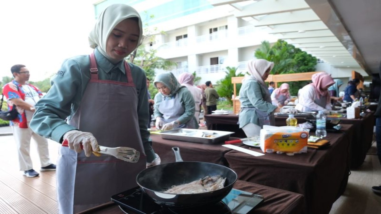 Sejumlah kelompok Srikandi dari berbagai BUMN di Makassar mengikuti masak bersama menggunakan kompor listrik dalam mendukung electrifying lifestyle yang diinisiasi PLN. Kegiatan ini digelar di Makassar, Sulsel, Kamis (15/6/2023). ANTARA Foto/HO-Humas PLN Sulselrabar