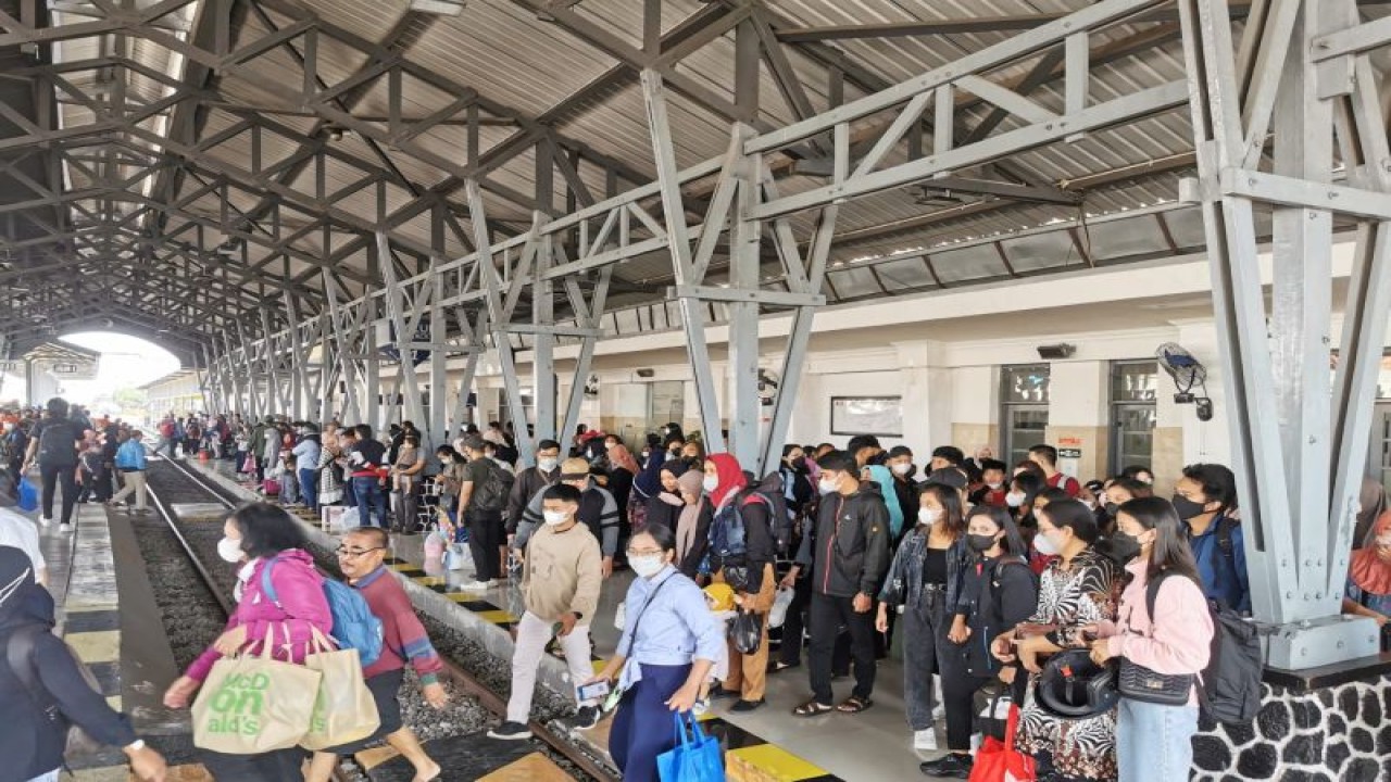 Penumpang kereta api di Stasiun Blitar, Jawa Timur, Kamis (1/6/2023). ANTARA/ HO-PT KAI