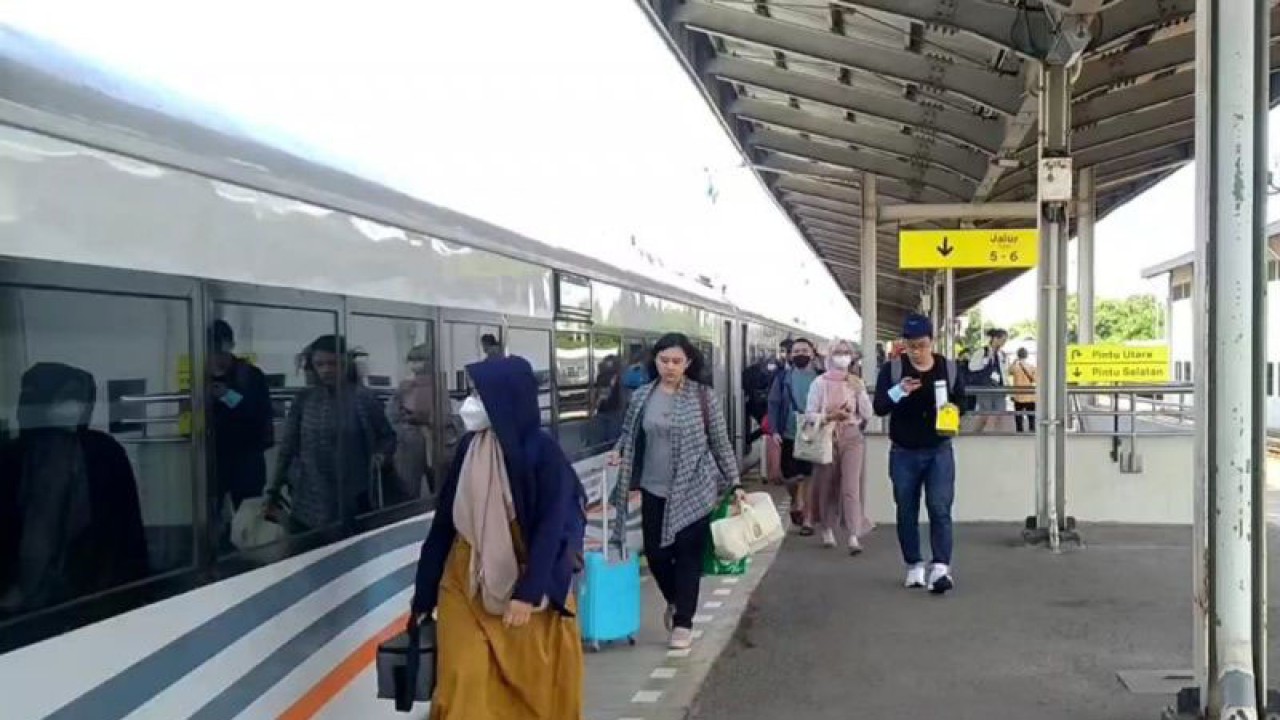 Penumpang kereta api saat turun dari kereta di Stasiun Cirebon, Jawa Barat. (ANTARA/Khaerul Izan)