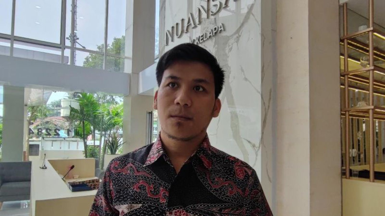 Staf Pengelola Rusun Samawa, Musri saat memberikan keterangan pers terkait dugaan penyewaan unit di Ruang Marketing Galery Menara Samawa Jalan H Naman Pondok Kelapa, Kelurahan Duren Sawit, Kecamatan Duren Sawit, Jakarta Timur, Kamis (22/6/2023). ANTARA/Syaiful Hakim