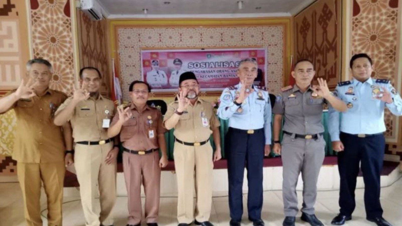 Bupati Bengkalis diwakili staf ahli Bustami membuka Sosialisasi Pemantauan Orang Asing di Aula Kantor Camat Bantan.(ANTARA/Alfisnardo)