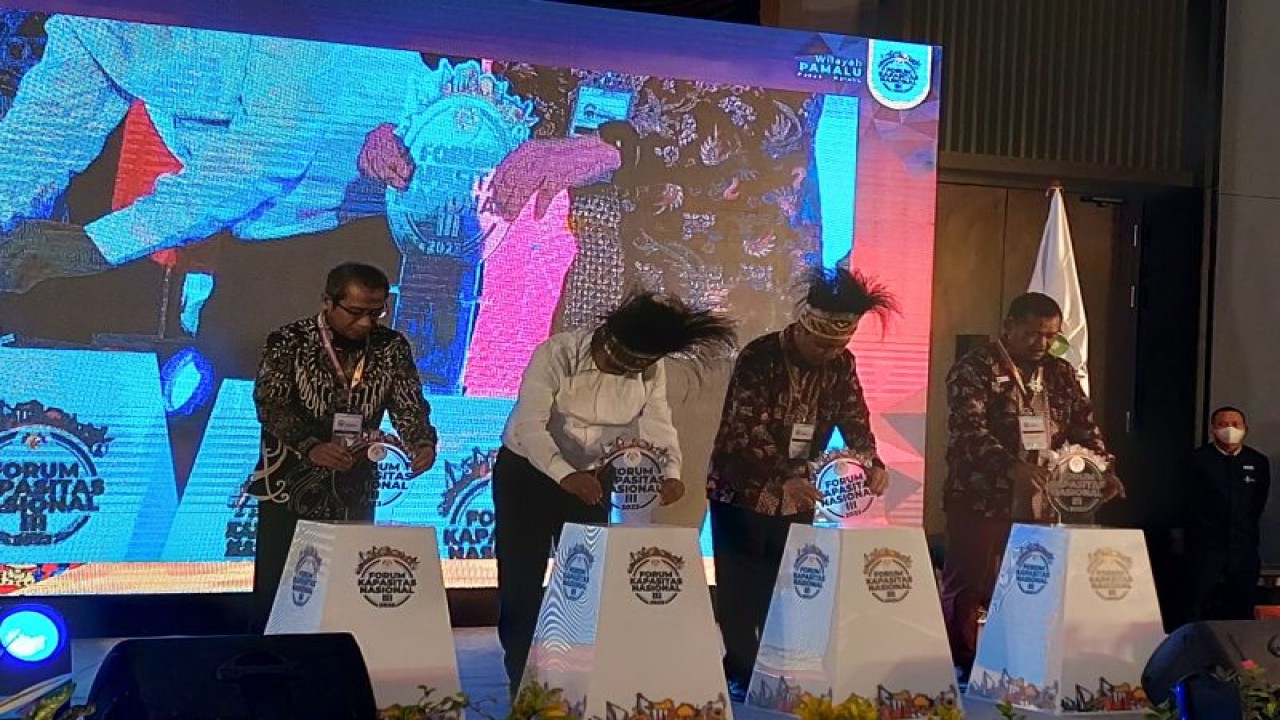 Deputi Dukungan Bisnis SKK Migas Rudi Satwiko dan Kepala Perwakilan SKK Migas Wilayah Pamalu Subagyo serta Pj Sekda Papua Barat Daya Edison Siagian membuka kegiatan Forum Kapasitas Nasional III di Sorong. (ANTARA/Yuvensius Lasa Banafanu)