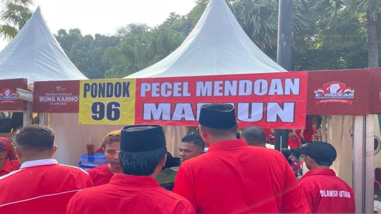 Para kader PDIP terlihat mengunjungi booth kuliner dalam Puncak Bulan Bung Karno 2023 di Stadion Gelora Bung Karno, Sabtu (24/6/2023) (ANTARA/HO-PDIP)