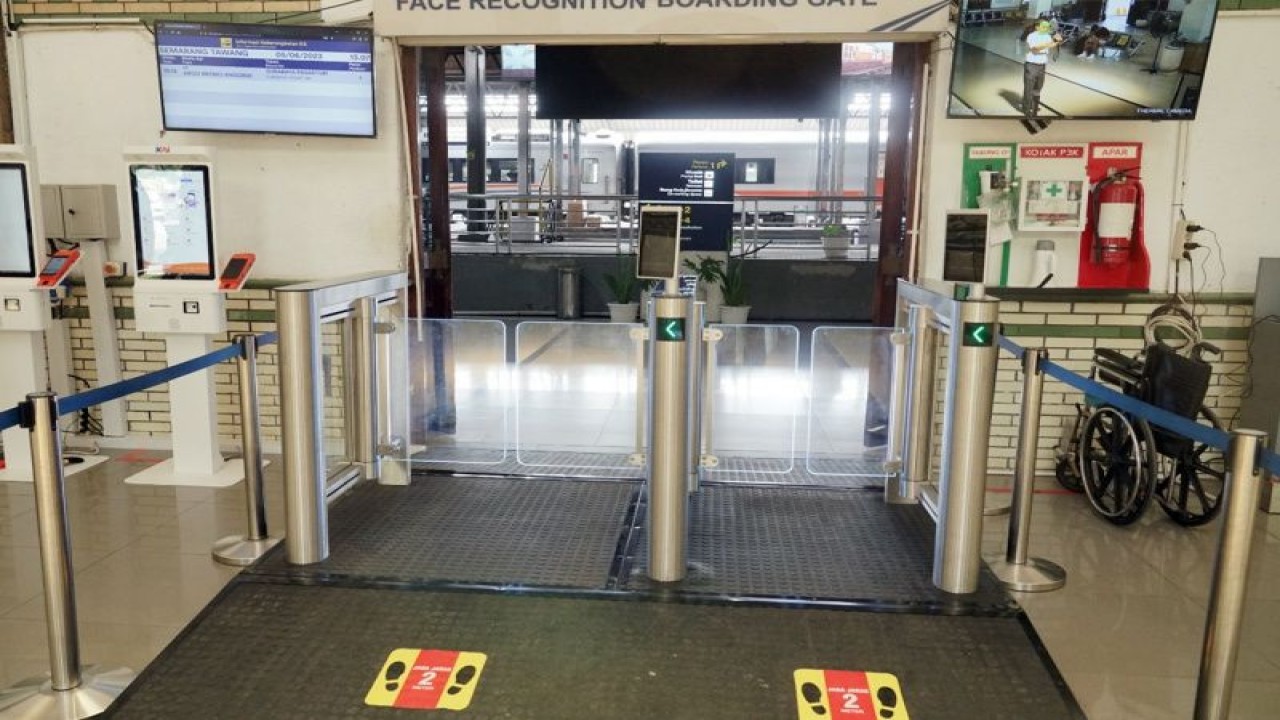 Stasiun Semarang Tawang menerapkan fasilitas pengenalan wajah atau "face recognation" pada gerbang keberangkatan. (ANTARA/ HO-KAI Daop Semarang)