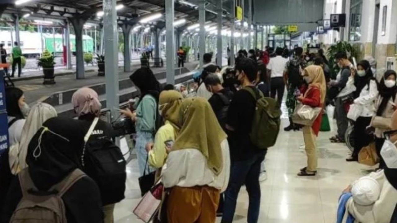 Foto arsip - Suasana penumpang kereta api di Stasiun Jember. ANTARA/HO-Humas KAI Daops 9 Jember