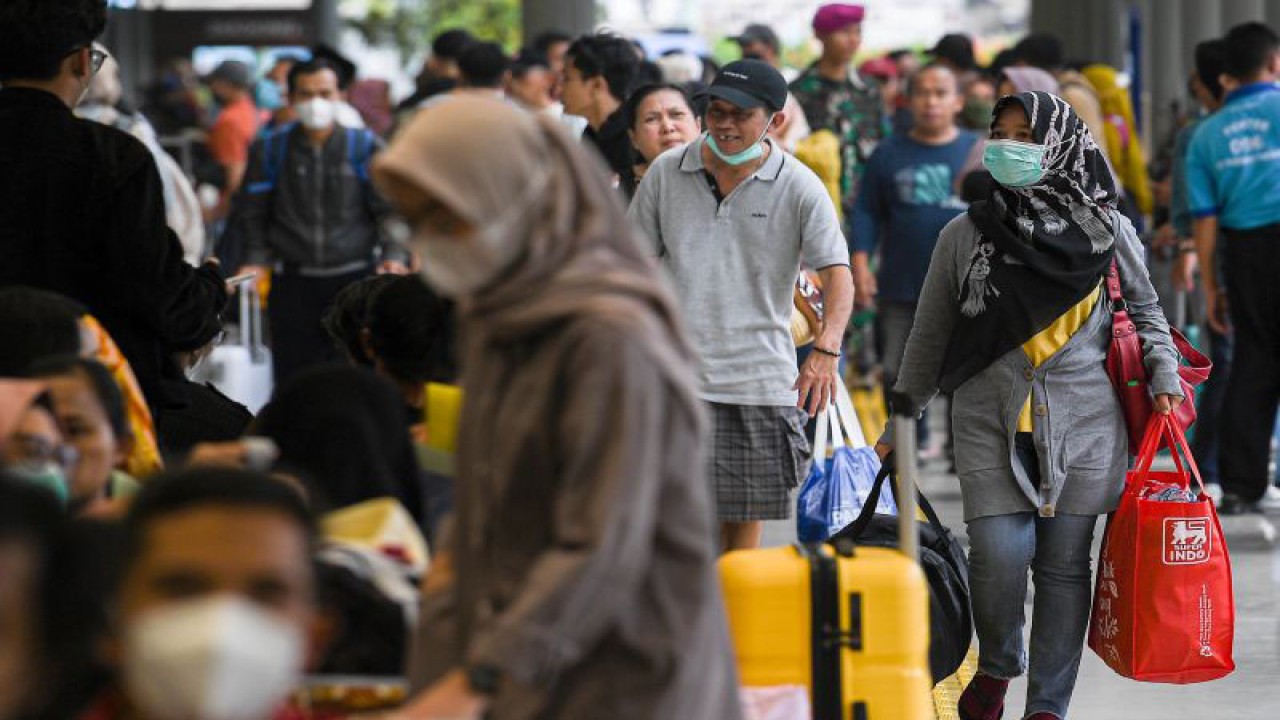 Penumpang kereta api tiba di Stasiun Pasar Senen, Jakarta, Minggu (30/4/2023). ANTARA FOTO/Sigid Kurniawan/pras.