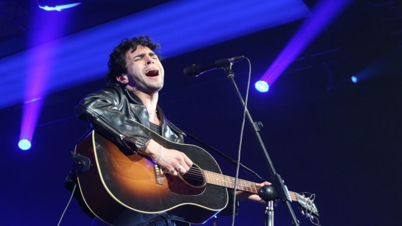 Penyanyi asal Amerika, Stephen Sanchez tampil di atas panggung Java Jazz Festival 2023, di Jiexpo Kemayoran, Jakarta Pusat, Jumat (2/6). (ANTARA/Pamela Sakina)