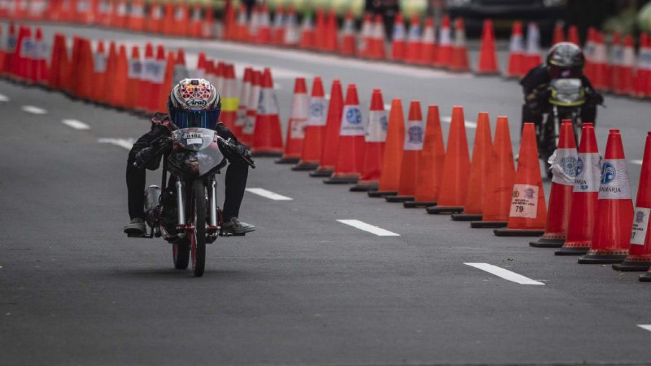 Peserta memacu kecepatan sepeda motornya dalam Street Race Polda Metro Jaya di Jalan Benyamin Sueb, Kemayoran, Jakarta, Jumat (27/1/2023). Polda Metro Jaya kembali menggelar ajang balap motor jalanan atau street race yang diikuti lebih dari 1.000 pembalap dan kegiatan tersebut akan berlangsung hingga 29 Januari 2023. ANTARA FOTO/Aprillio Akbar/hp.