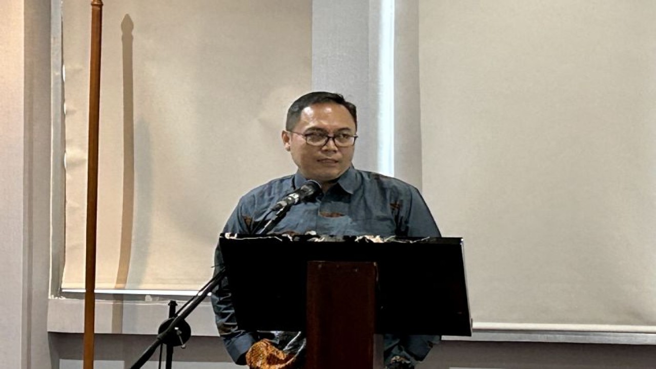 Tim Riset Nagara Institute Muhammad Dian Revindo saat Seminar Hasil Riset Nagara Institue bertajuk “Mendorong Kolaborasi Arah Kebijakan Pangan untuk Indonesia Emas” di Jakarta, Kamis. (15/6/2023). ANTARA/Kuntum Riswan.