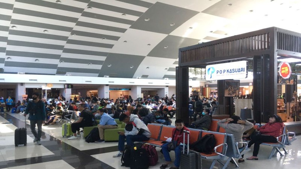 Suasana di ruang tunggu Bandara Sentani, Kabupaten Jayapura, Papua. (ANTARA/Agustina Estevani Janggo)