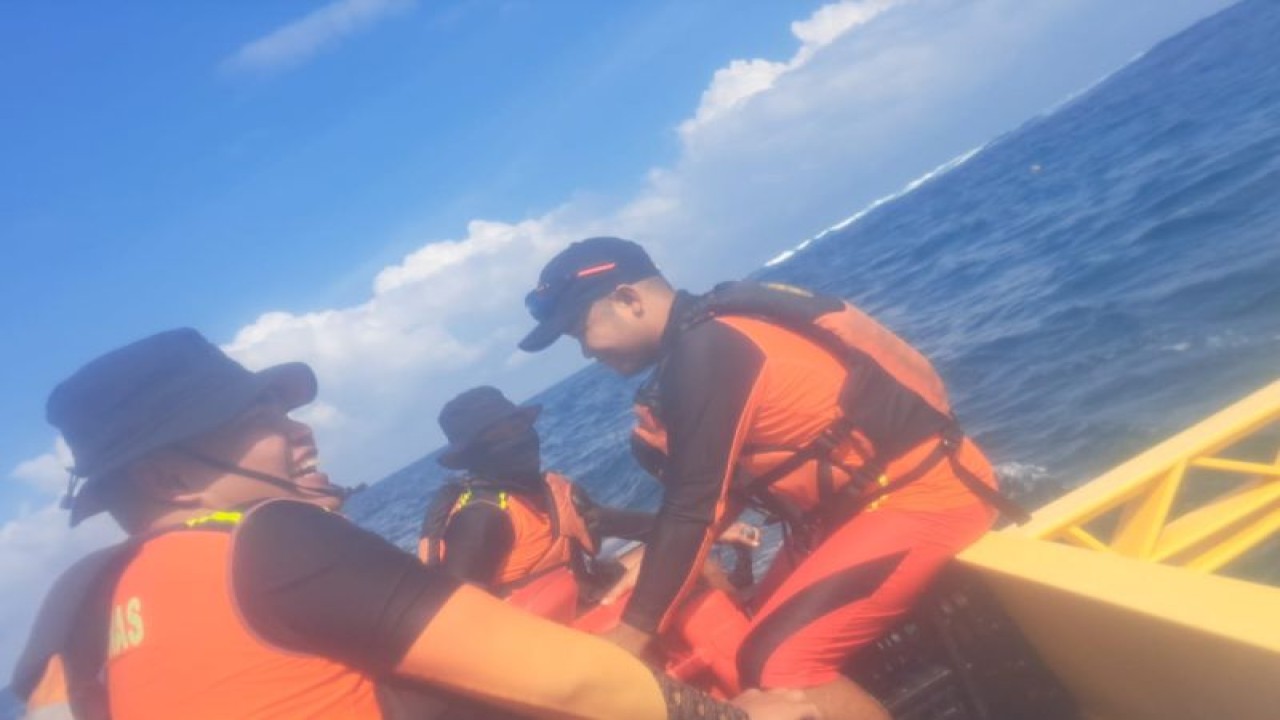 Suasana saat pencarian korban nelayan yang diduga hilang di perairan Pesisir Barat, Lampung. (ANTARA/HO)