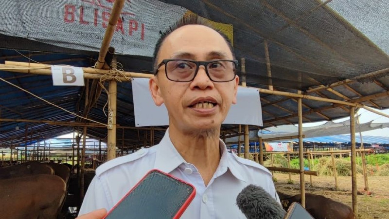 Kepala Suku Dinas Ketahanan Pangan, Kelautan, dan Perikanan (KPKP) Jakarta Timur Ali Nurdin saat memberikan keterangan pers di Cakung, Jakarta Timur, Kamis (22/6/2023). ANTARA/Syaiful Hakim
