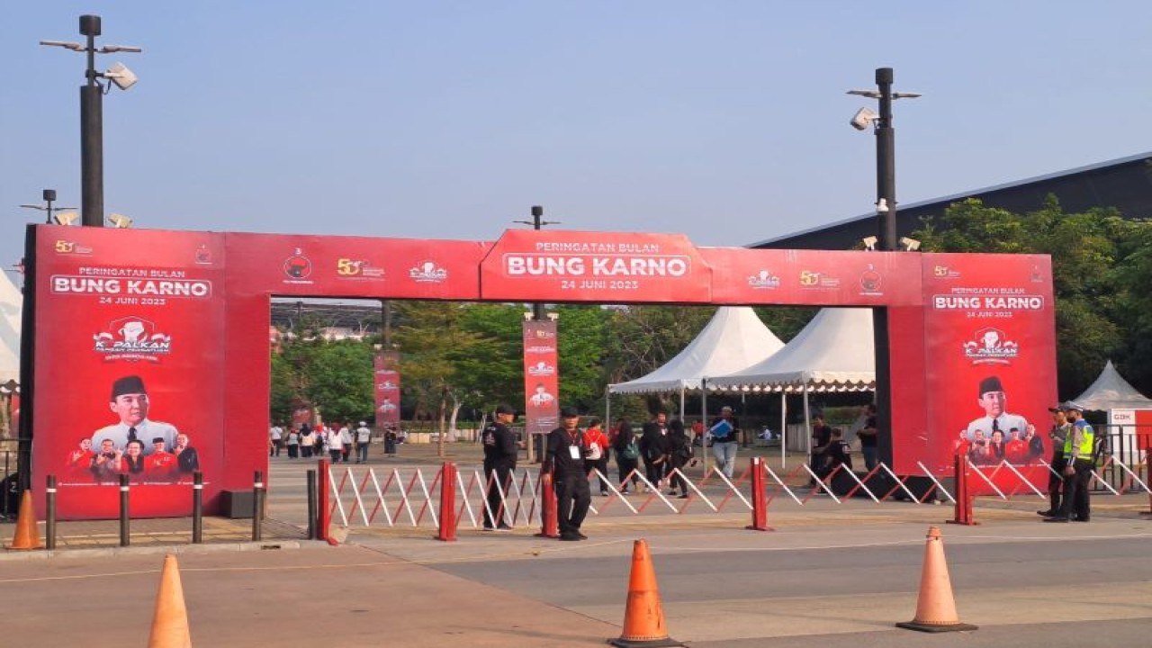 Sejumlah petugas melakukan penjagaan pada agenda Bulan Bung Karno di pintu masuk di Stadion Utama Gelora Bung Karno (SUGBK), Sabtu (24/6/2023). ANTARA/Ilham Kausar
