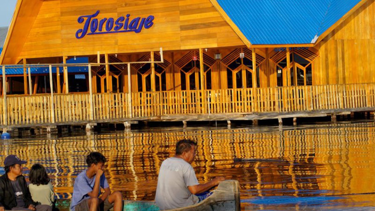 Sejumlah suku Bajau menggunakan ojek perahu di Torosiaje, Kabupaten Pohuwato, Gorontalo. ANTARA/Adiwinata Solihin