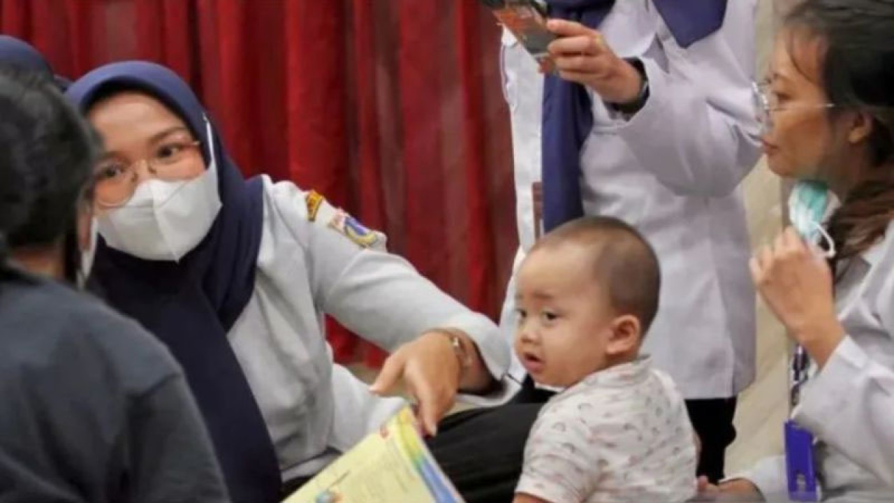 Suku Dinas Kesehatan Jakarta Barat mengadakan pelatihan pertumbuhan dan perkembangan balita di aula Puskesmas Kecamatan Kembangan, Jakarta Barat untuk pendeteksian dini dan pengentasan tengkes pada balita, Rabu (17/5/2023). ANTARA/HO-Pemkot Jakbar.