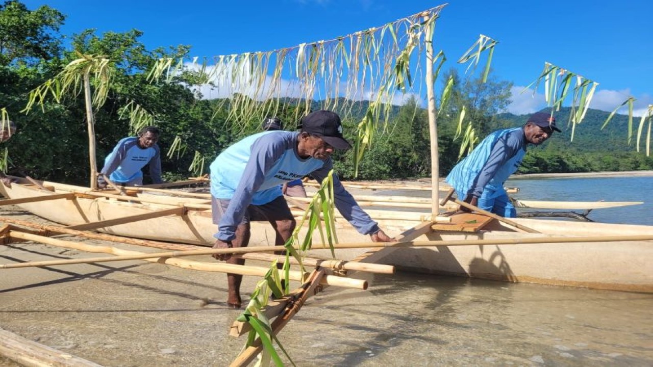 Proses peluncuran perahu adat baru Suku Moi, sebagai bagian dari Buka Egek yang dilakukan sebagai penutup dari Festival Egek yang diadakan di Desa Malaumkarta, Distrik Makbon, Kabupaten Sorong, Papua Barat Daya, Kamis (8/6/2023). (ANTARA/Sean Filo Muhamad)