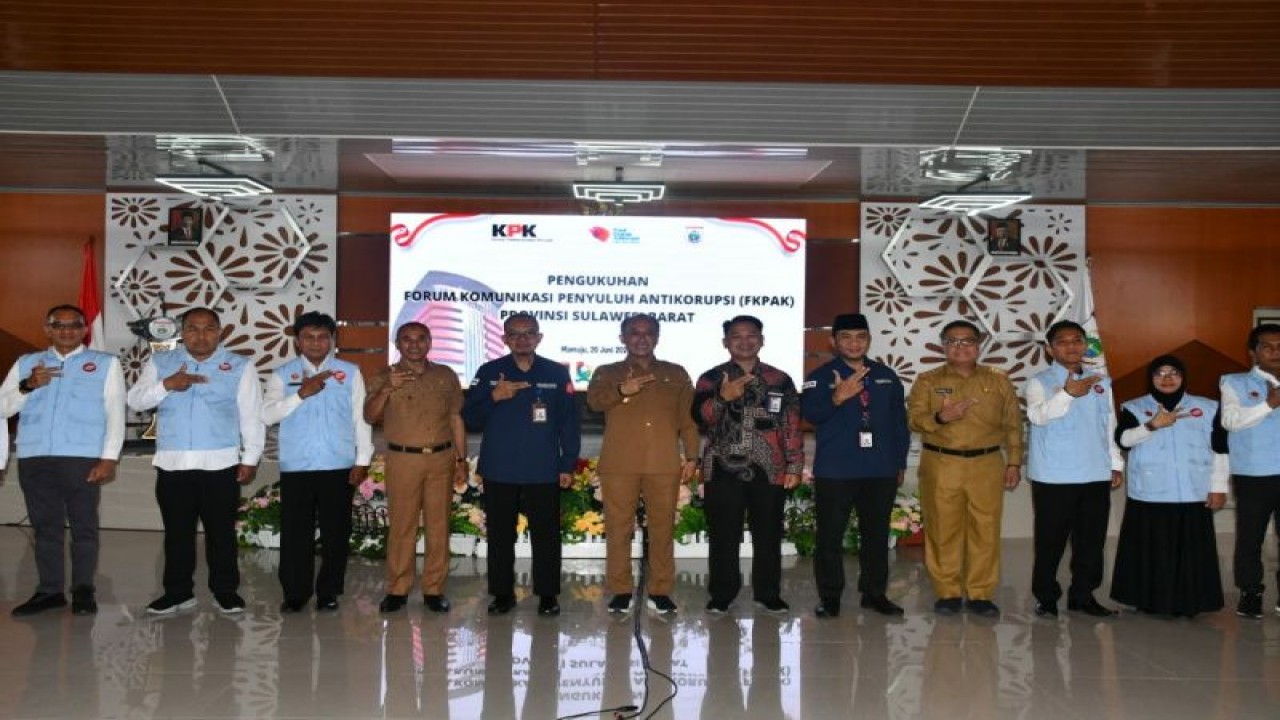 Penjabat Gubernur Sulbar Zudan Arif Fakrulloh (tengah) pada pengukuhan pengurus Forum Komunikasi Paksi Sulbar periode 2022-2025 di Kantor Gubernur Sulbar, Selasa (20/6). (ANTARA/HO/Diskominfo Sulbar)