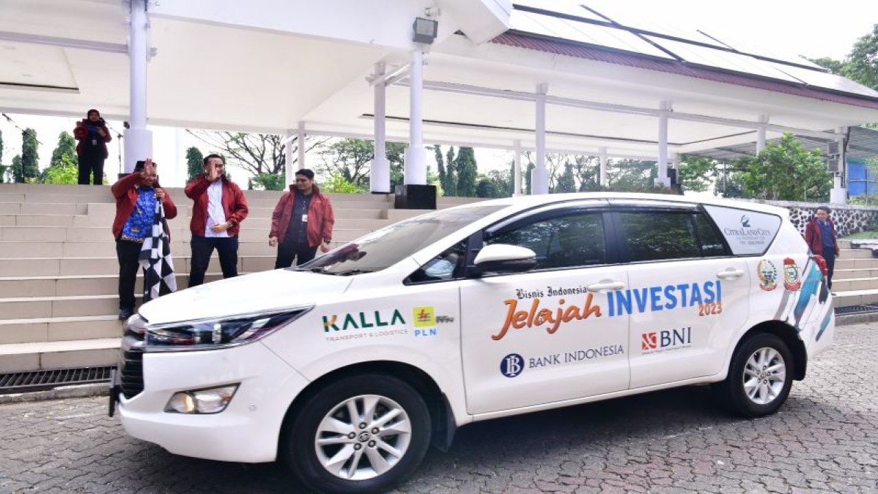 Staf Ahli Gubernur Bidang Pemerintahan sub Bidang Hukum, Abdul Malik Faizal, melepas tim Jelajah Investasi di Makassar, Senin,(19/6/2023).ANTARA/HO-Humas Pemprov Sulsel