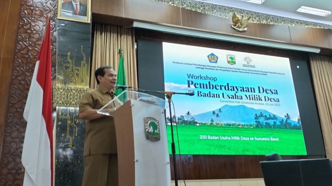 Staf Ahli bidang Pembangunan Kemasyarakatan dan Sumber Daya Manusia Provinsi Sumbar Erinaldi memberikan paparan terkait desa dan Bumdes di Padang, Senin, (26/6). ANTARA/Muhammad Zulfikar.
